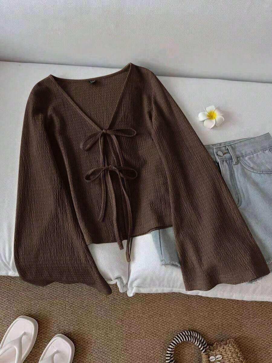 Blusa casual de mujer de unicolor con cuello en V, mangas acampanadas y nudo delantero, top de primavera/otoño con cuello en V marrón, top marrón oscuro, top marrón chocolate, top marrón café, top marrón con nudo delantero, casual - Café integral - Ver 1