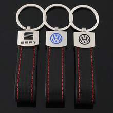 Gantungan kunci Volkswagen ini terbuat dari kulit imitasi hitam dan menampilkan jahitan kontras merah yang mencolok, dengan desain yang terinspirasi oleh gaya interior mobil performa tinggi. - Gantungan kunci Volkswagen - View 6