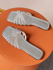 Ximi Ruo Dép sandal chữ H thời trang mới cho mùa xuân và mùa hè dành cho nữ, phong cách thường ngày, dép xỏ ngón kiểu La Mã dành cho nữ, màu đen rộng rãi, màu be và nâu thoải mái, dép sandal đế bệt chạm khắc dành cho nữ, dép lê cao cấp kiểu Pháp Desert Secret Sense, dép lê đế xuồng đế dày đính đá Rhinestone dành cho nữ, dép lê kiểu Fairy mùa hè mới dành cho nữ, dép lê kiểu Pháp Love Help, khử mùi trong nhà gót thấp mũi tròn kiểu dáng trong nhà, dép đi trong nhà chống trượt và đơn giản dành cho nữ, dép lê họa tiết cá sấu, dép lê đế bệt trang trí kim loại đa năng, dép lê thời trang mùa hè Valentine - Bạc - Xem 5