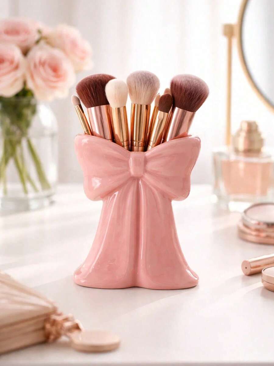 Soporte para brochas de maquillaje con lazo rosa – Organizador de escritorio elegante para brochas, cosméticos, bolígrafos y talla grande | Accesorio de tocador lindo para mujeres, niñas, dormitorio, baño | Almacenamiento decorativo para amantes de la belleza, idea de regalo, decoración de habitación estética