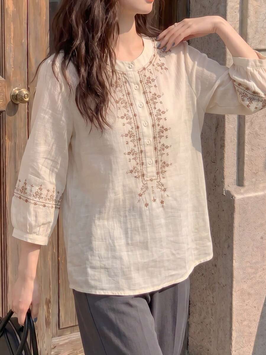 JIANHU 米色亚麻刺绣衬衫 - 夏季波西米亚风花卉上衣 | 七分袖衬衫,手工领口和袖口细节,适合7月4日/毕业典礼/海滩穿着,休闲又不失正式感的女士上衣 - 杏色 - 查看 1
