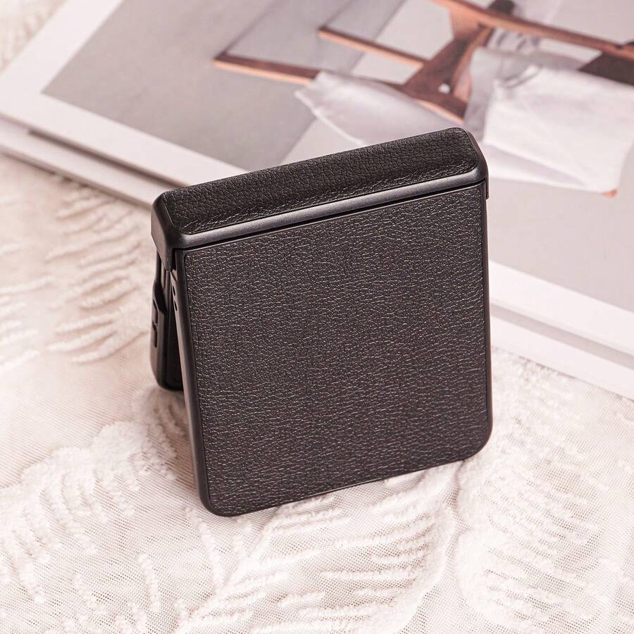 CHOKBODY Funda protectora plegable de cuero artificial mate con textura de litchi, de estilo minimalista y elegante, adecuada para Samsung Galaxy Z Flip 7/7FE/5/4 5G plegable - Negro - Ver 1