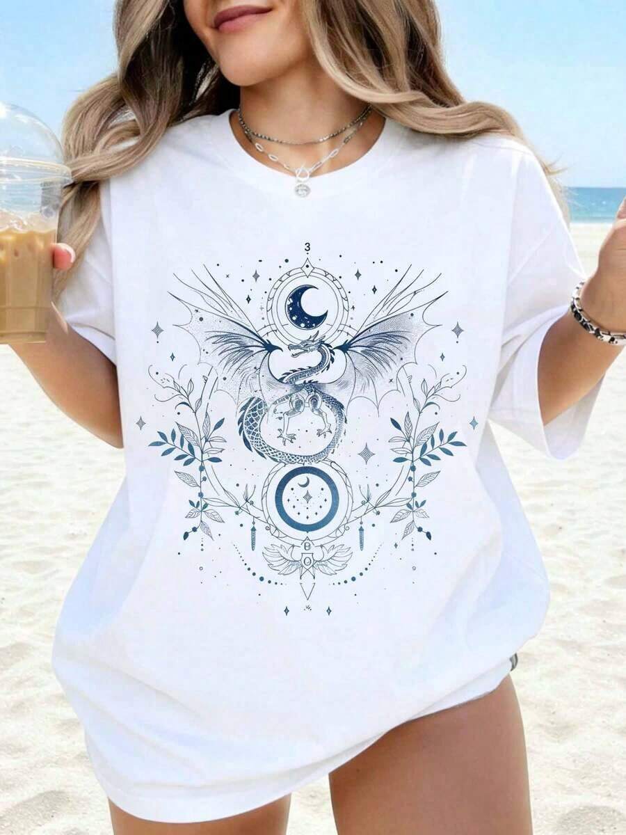 Camiseta de mujer de gran tamaño con estampado "Dragón Lunar Celestial", transpirable y cómoda, de manga corta y cuello redondo, estampado místico de brujas, de algodón suave, perfecta para uso diario y estilo boho urbano. - Blanco - Ver 1