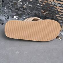 Sandalias de playa con cuña negra cómoda y suela gruesa con decoración de pavo real de metal para mujer - Beis - Ver 8