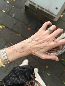 1张纹身贴纸，采用中式手绘花卉、草地和蝴蝶的横向布局，清新优雅。临时纹身贴纸，可水洗，PVC材质，一次性使用，防水防汗，适用于手臂、腰部、腹部、背部和腿部。不反光，逼真的仿纹身效果，适合时尚人士日常使用，可持续3-5天。 - 彩色 - 查看 5