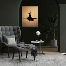 1 pieza de arte de pared de lienzo con bruja volando en escoba - Estilo clásico con marco de madera envuelta, panel plano de 1" de grosor, pintura de silueta vibrante naranja y negra para Halloween y decoración del hogar todo el año - Listo para colgar en sala de estar, dormitorio, oficina, decoración de bar - Regalo reutilizable con temática de brujas - Enmarcado - Ver 2