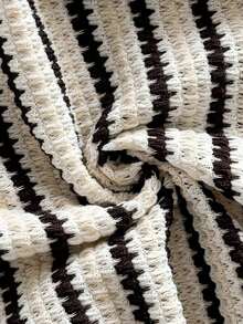 Vestido mini ajustado de mujer con diseño asimétrico, textura a blanco y negro, detalle de volantes en el dobladillo y fruncido delantero, diseño entallado y favorecedor - Blanco y Negro - Ver 7