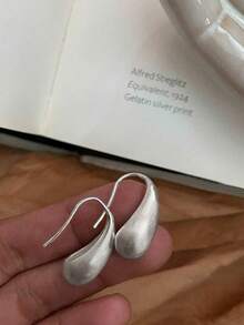 1 Par de Brincos Elegantes e Luxuosos em Textura Fosca Minimalista na Cor Amarelo Dourado, Gota d'Água, Adequado para Uso Diário, Trabalho e Casual de Mulheres - Prata - Visão 5
