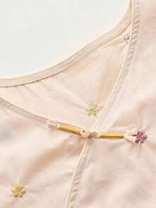 Blusa suelta y ligera con cuello en V cruzado, cintura con lazo y bordado floral de estilo chino, atuendo bohemio de vacaciones para mujer - Albaricoque - Ver 6