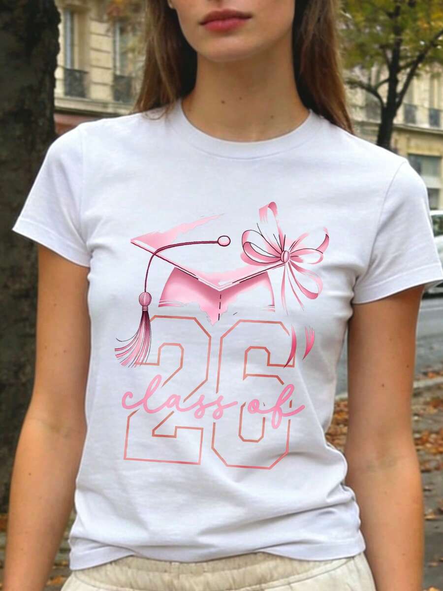 Camiseta Gráfica de Graduación Clase 26, Estampado de Gorro de Graduación Rosa, Camiseta Casual de Manga Corta para Graduados del 2026 y Año Sénior, Top Suave y Cómodo para Graduación y Uso Diario - Blanco - Ver 1