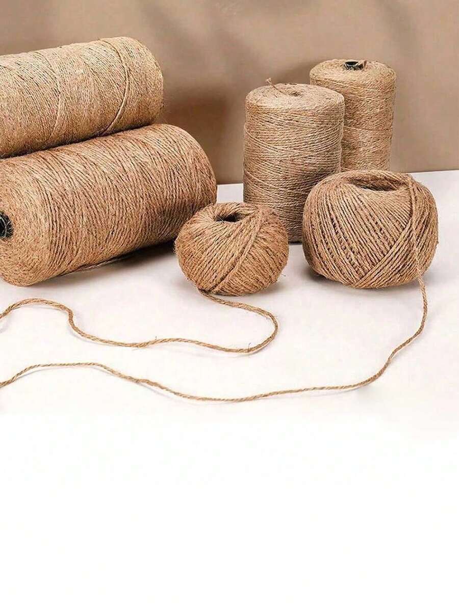 Dài 100m/20m, rộng 2mm. Dây thừng gai kiểu cổ điển này rất đa năng và phù hợp cho việc may vá, các sản phẩm từ gai tự nhiên, trang trí nhà cửa, đồ thủ công mỹ nghệ, buộc bó hoa, buộc cây cảnh, sửa chữa trụ cào móng cho mèo, tự làm đồ trang trí tiệc cưới kiểu cổ điển, treo khung ảnh, quấn chai lọ.