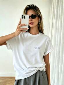 Corte clásico cómodo camiseta blanca bordada diseño minimalista estilo fresco perfecto para verano casual moda urbana versátil adolescente mujer talla S-M-L  2023 moda joven - Blanco - Ver 1