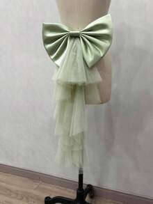 1件白色緞面大蝴蝶結飾品，附腰部裝飾與不對稱網紗緞帶 - 彩色 - 查看 31