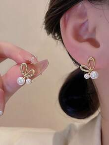 1 Đôi bông tai nơ ngọc trai giả tinh tế, sang trọng, dễ thương, đa năng, phù hợp cho phụ nữ đeo hàng ngày, dự lễ hội và tiệc tùng. - Vàng - Xem 1
