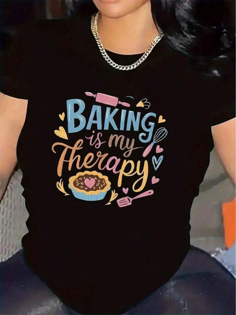 Polyester Short-Sleeved T-Shirt With "Baking Is My Relaxation" Design For Kitchen Use, Durable And Comfortable, Ideal For Bakers, With Whisk And Cupcake Graphics, Soft Fabric, Perfect For Casual Outfits At Home Or In Restaurants, Women's Vacation Clothes, Women's Shirts, Women's Clothing, Pretty Blouses. - 黑色 - 查看 1