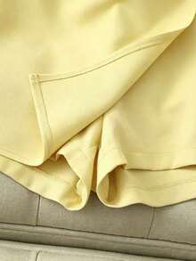 Pantalones cortos de mujer, Faldas de mujer, Pantalones cortos caqui de cintura alta asimétrica con hebilla de metal para uso casual y de oficina, Falda con doble capa y dobladillo dividido de tela de traje tipo falda pantalón, Conjunto de falda y pantalones con pliegues laterales para mujer, Pantalones cortos de mujer, Ropa casual de mujer, Pantalones cortos de traje de mujer, Minifalda de cintura alta y línea A con doble dobladillo, Ropa casual y versátil de moda, Atuendo de trabajo de maestra urbana, Falda-pantalón corto casual y versátil de unicolor para mujer, Pantalones cortos de verano, Pantalones cortos caqui de primavera, Ropa de verano para mujer - Amarillo claro - Ver 6