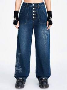 ALO FASHION Pantalones vaqueros holgados de mezclilla para mujer con cierre de botones blancos, acabado azul lavado y detalles únicos de mariposas bordadas para un look grunge adorable. - Gris - Ver 1