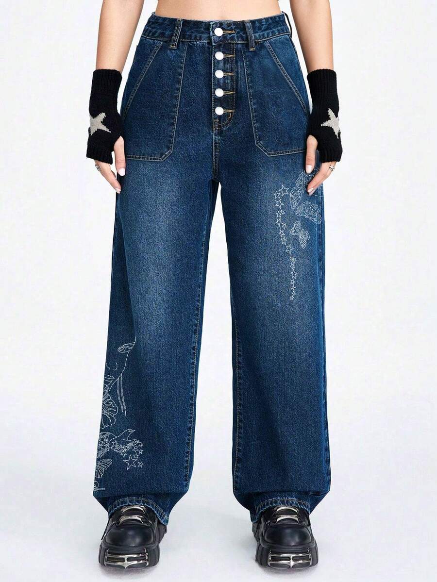 ALO FASHION Pantalones vaqueros holgados de mezclilla para mujer con cierre de botones blancos, acabado azul lavado y detalles únicos de mariposas bordadas para un look grunge adorable. - Gris - Ver 1