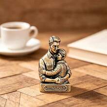复古黄铜父子拥抱雕像，古铜色泽，散发岁月痕迹，头发、衣着和表情栩栩如生，温暖而充满治愈力量的拥抱姿态，适合摆放在客厅、办公桌、书房、玄关，亦可作为感恩节家居装饰。 - 父子相擁 - 查看 9