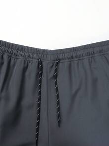 大尺碼男士夏季透氣運動抽繩健身跑步百慕大短褲，附拉鍊口袋與反光印花 - 深灰色 - 查看 4