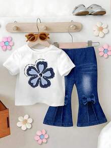 Bộ 2 món cho bé gái gồm áo thun denim in họa tiết và quần ống loe in hoa, chữ màu xanh dương, dễ thương và năng động, trang phục đa năng, phù hợp cho dã ngoại, mọi mùa. - Màu xanh lam - Xem 1