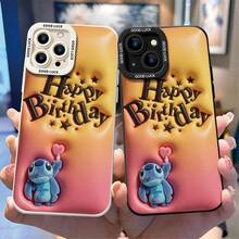 Funda de teléfono de Lilo y Stitch con licencia oficial. Esta funda protectora de teléfono presenta a Stitch de textura aterciopelada sosteniendo un corazón rosa, debajo del texto en relieve negro "Feliz cumpleaños" con acentos de estrellas, sobre un fondo degradado naranja-rosa acolchado. Fabricada con material TPU flexible y duradero para proteger contra arañazos, golpes y pequeños impactos cotidianos. Compatible con modelos iPhone 17, 16, 15, 14, 13, 12, 11 Pro Series y Galaxy S22, S23, S24, S25. Ideal para fans de Disney Stitch con tema de cumpleaños. - Blanco - Ver 3
