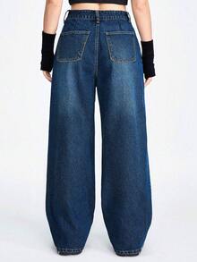 ALO FASHION Pantalones vaqueros holgados de mezclilla para mujer con cierre de botones blancos, acabado azul lavado y detalles únicos de mariposas bordadas para un look grunge adorable. - Gris - Ver 4