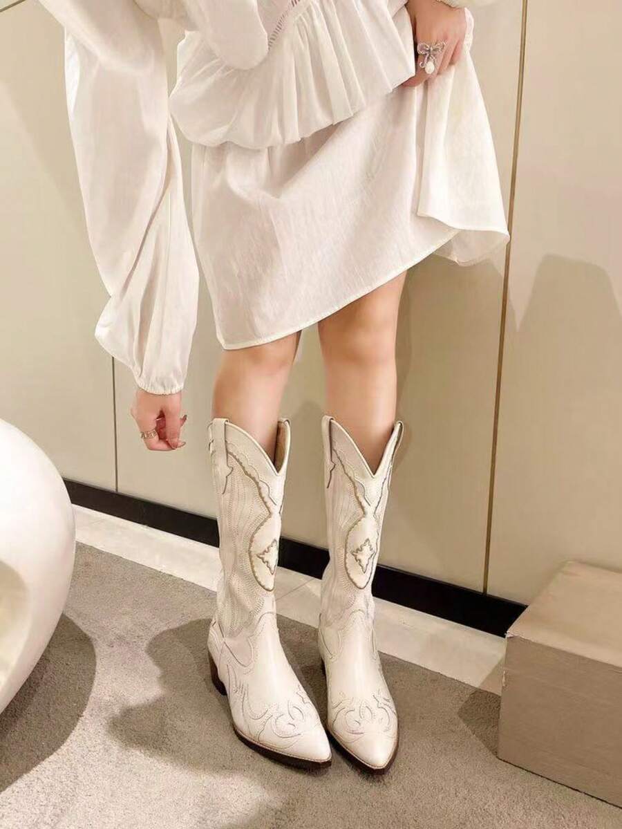 女款米色西式中筒V領刺繡印花裝飾靴,尖頭中跟粗跟高筒騎馬靴,大尺碼靴,建議訂購小一號 - 白色 - 查看 1
