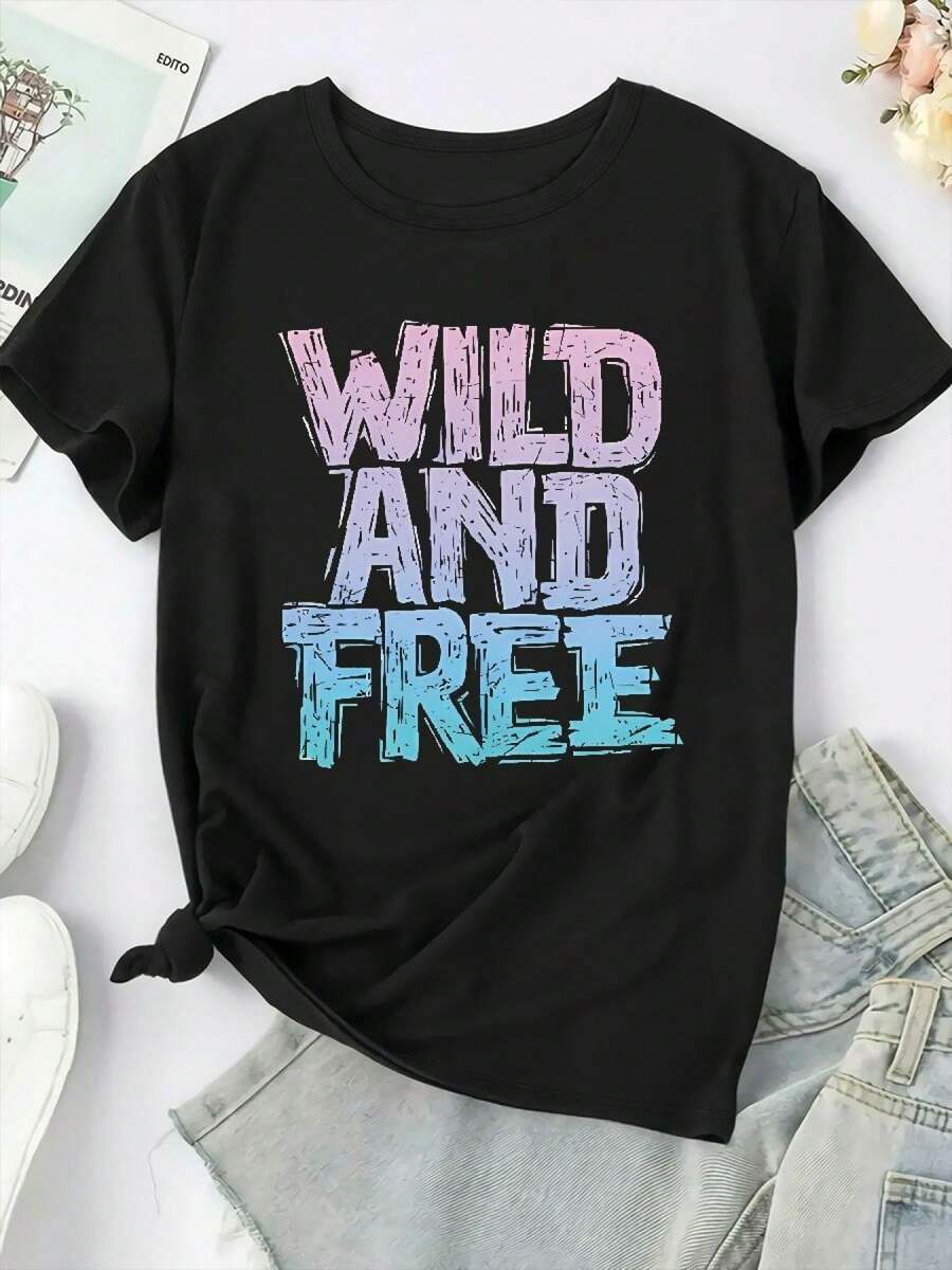Plus Size - Women's Plus Size Black T-Shirt - T-Shirt With A Strong "Wild And Free" Print In Pink And Blue, A Soft And Casual Blouse Suitable For Women, Translucent Fabric For Parties, Costumes And Casual Wear, Summer Fashion, Stylish Design, Comfortable Fit, Fashionable T-Shirt, For Fashion Enthusiasts. - 黑色 - 查看 1