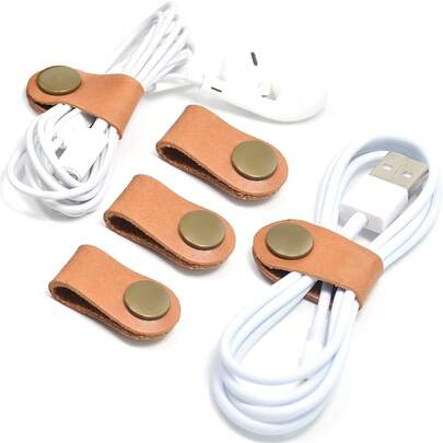 Bộ 10 món gồm dụng cụ sắp xếp dây cáp, kẹp cáp, giá đỡ USB, dây buộc cáp, hộp đựng tai nghe, cuộn dây tai nghe, kẹp cà vạt, phụ kiện da, quà tặng Giáng sinh và sinh nhật cho nam và nữ.