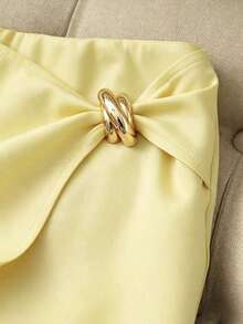 Pantalones cortos de mujer, Faldas de mujer, Pantalones cortos caqui de cintura alta asimétrica con hebilla de metal para uso casual y de oficina, Falda con doble capa y dobladillo dividido de tela de traje tipo falda pantalón, Conjunto de falda y pantalones con pliegues laterales para mujer, Pantalones cortos de mujer, Ropa casual de mujer, Pantalones cortos de traje de mujer, Minifalda de cintura alta y línea A con doble dobladillo, Ropa casual y versátil de moda, Atuendo de trabajo de maestra urbana, Falda-pantalón corto casual y versátil de unicolor para mujer, Pantalones cortos de verano, Pantalones cortos caqui de primavera, Ropa de verano para mujer - Amarillo claro - Ver 3