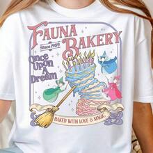 Moda 2026 Para Mujer Cotton T-shirt Casual Calidad Camiseta Fauna Bakery, Sudadera Princesa, Camiseta Pastel de Cumpleaños Belleza Primaveral, Suéter Magical Bakery A1pparel, WDW Family Vacay T1EE 180G tejido de algodón suave y agradable para la piel, ligero y transpirable para comodidad durante todo el día, perfecto para el uso diario casual de la mujer, conjuntos de primavera y otoño, looks de vacaciones, disfraces de Pascua y del día de San Patricio, fácil de combinar con pantalones cortos vaqueros y faldas Camiseta Básica Unisex - Blanco - Ver 1