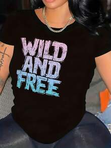 Plus Size - Women's Plus Size Black T-Shirt - T-Shirt With A Strong "Wild And Free" Print In Pink And Blue, A Soft And Casual Blouse Suitable For Women, Translucent Fabric For Parties, Costumes And Casual Wear, Summer Fashion, Stylish Design, Comfortable Fit, Fashionable T-Shirt, For Fashion Enthusiasts. - 黑色 - 查看 2
