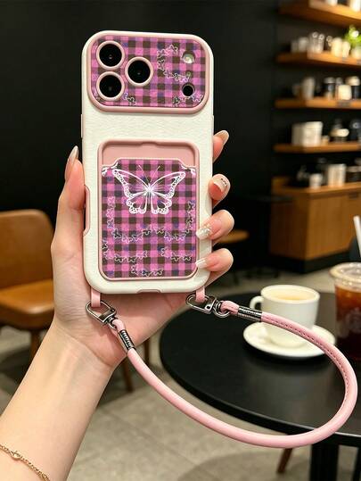 1 Peça Capa Protetora de Telefone com Suporte de Cartão, Cordão e Estampa Xadrez e Borboleta, Absorção de Choque, Adequada para iPhone 17 Pro Max/16 Pro Max/15 Pro/15/14 Pro Max/16 Plus/14 Pro/14/13 Pro Max/13 Pro/13/12 Pro Max/12 11, Presente Adequado para Namorado(a)