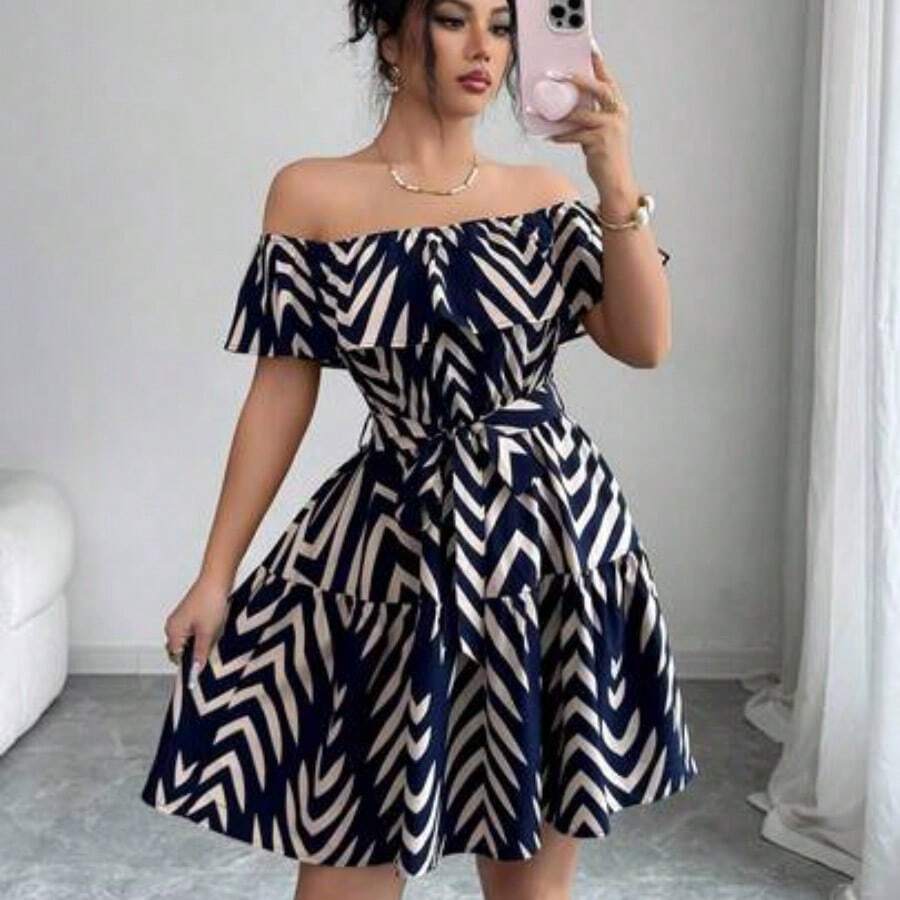 guang zhou mi qian shang mao  Vestido casual y elegante de vacaciones con volantes en la cintura, estampado de rayas azul marino, hombros descubiertos y falda acampanada, adecuado para carnaval, Día del Trabajo, Pascua, vuelta al colegio, playa, jardín y estilo callejero en verano - Azul marino - Ver 1