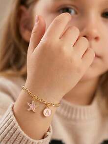 1 chiếc vòng tay charm hình sao biển và chữ cái đầu màu hồng, thích hợp cho bé gái, kiểu dáng ngọt ngào, thời trang, phù hợp cho kỳ nghỉ hè, đi biển, hẹn hò, đi học, lễ hội âm nhạc, dạo phố, hoạt động ngoài trời, phụ kiện trang sức cho trẻ em, quà sinh nhật. - Hồng - Xem 2