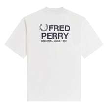 Fred Perry T-Shirt For Men In White, With A Sporty And Contemporary Design. Made Of High-Quality Cotton, It Stands Out For Its Ample Silhouette, Graphic Detail On The Back, And Navy Blue Embroidered Logo. Ideal For Urban And Casual Premium Looks. - White - View 7