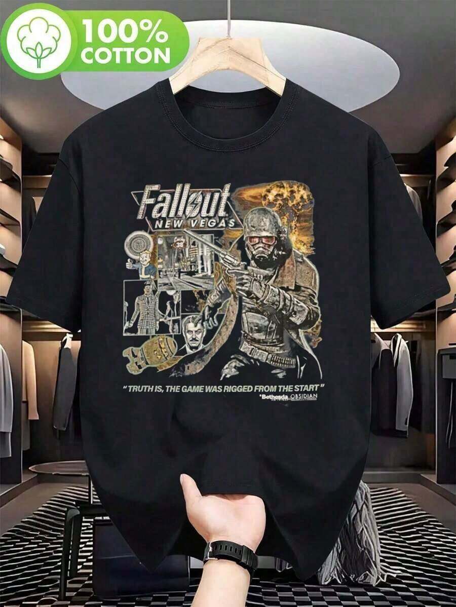 Fallout New Vegas The Courier Graphic T-Shirt - Casual T-Shirt With "True To The Game" Design, Small Size, Machine Washable, For Men And Couples, Outdoor And Gaming Apparel, Themed Event Clothing, Post-Apocalyptic Design, Breathable Fabric, Casual Wear, Retro Video Game Clothing, Comfortable Fit, Printed T-Shirt, Graphic Tees For Couples, Men's T-Shirts, Streetwear, White T-Shirt, Black T-Shirt - 黑色 - 查看 1