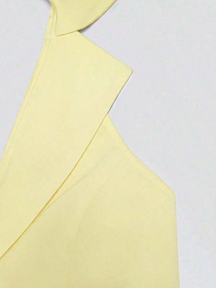 Este vestido de traje de mujer con cuello halter presenta un elegante adorno metálico y una cintura ajustada y estilizadora. Hecho de una tela crujiente y resistente a las arrugas, ofrece un aspecto sofisticado. El diseño de cuello halter revela sutilmente el cuello y los hombros, mientras que el pequeño escote en V agrega un toque de sensualidad discreta. Los broches metálicos adornan el frente, y la cintura ajustada y la falda corta alargan las piernas, ocultando cualquier curva no deseada y optimizando las proporciones. Perfecto para un look pulido con tacones, o un atuendo sofisticado y llamativo para una cita con un delicado collar de cadena. un vestido chica desaliñ versátil adecuado para varias ocasiones. Vestido blanco, vestido elegante blanco, vestido de oficina blanco, vestido estructurado, vestido esmoquin, ropa de trabajo para mujeres, ropa de oficina para mujeres, atuendos de trabajo para mujeres, vestido, vestido de yate, vestido para mujeres, mu - Amarillo - Añade 4