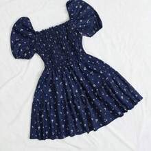 Unity Vestido mini de mujer con mangas de farol con volantes en capas y estampado floral diminuto sobre base azul marino - Azul marino - Ver 1