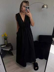 Sleeveless Maxi Dress, Sexy Deep V-Neck, Simple Button Design And Defined Waist - 黑色 - 查看 3