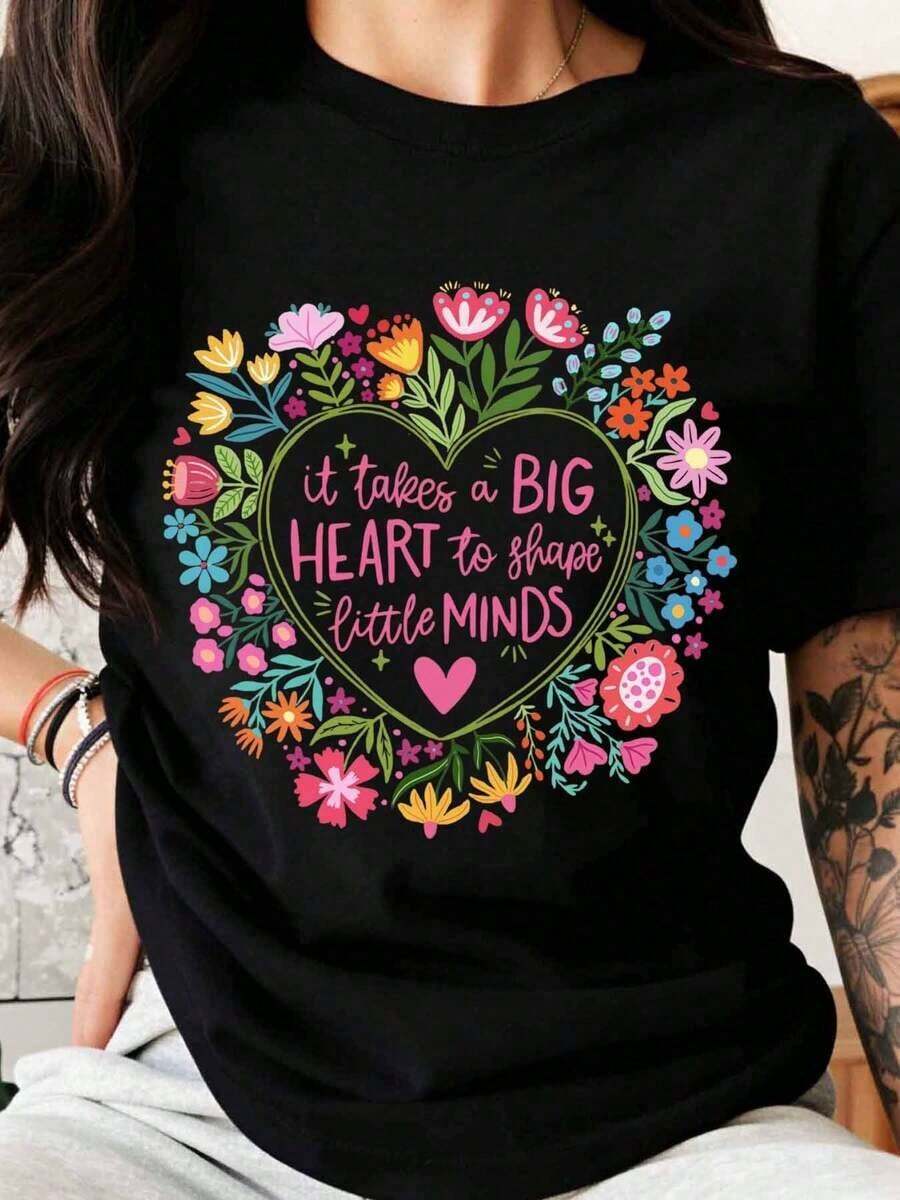 It Takes A Big Heart To Shape Little Minds. Floral Heart Design T-Shirt For Teachers, Educators, And Professors; A Thanksgiving Gift; School Uniform. Comfortable And Versatile Short-Sleeved T-Shirt. - 黑色 - 查看 1