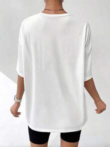 Women's White Cotton Short-Sleeve T-Shirt With A Round Neck, Featuring A Hand-Drawn Red Bee Print And A Happy Heart. It Has A Relaxed Fit, Perfect For Casual Everyday Wear. This Fitted Short-Sleeve T-Shirt With Fun Graphics Is Ideal For Everyday And Casual Work Looks. - 白色的 - 查看 3