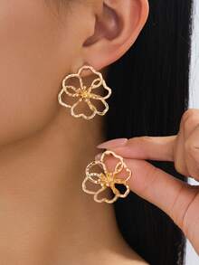 1 Pasang Anting Tusuk Bunga Berongga Garis Emas Gaya Liburan Pantai Musim Panas untuk Wanita - Yellow Gold - View 1
