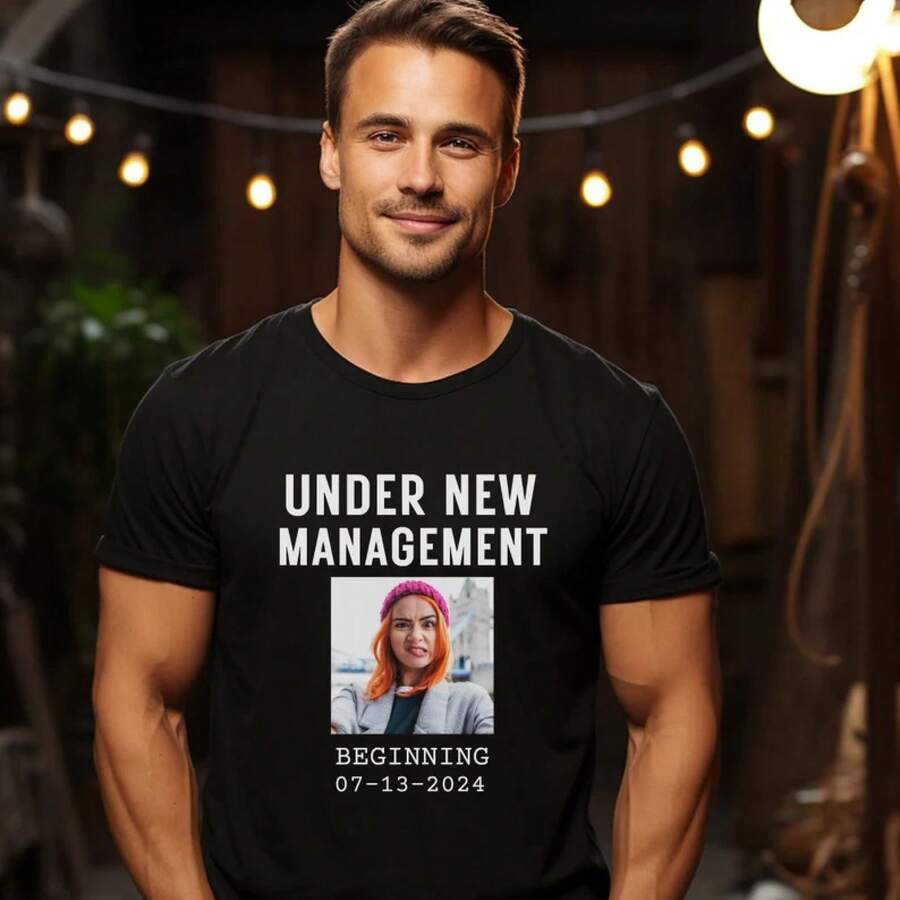 Camiseta Personalizada para Fiesta de Solteras, Camiseta con Foto de la Novia para el Futuro Esposo, Regalo de Compromiso Personalizado para el Futuro Esposo, Camiseta de Boda para Luna de Miel - Negro - Ver 1