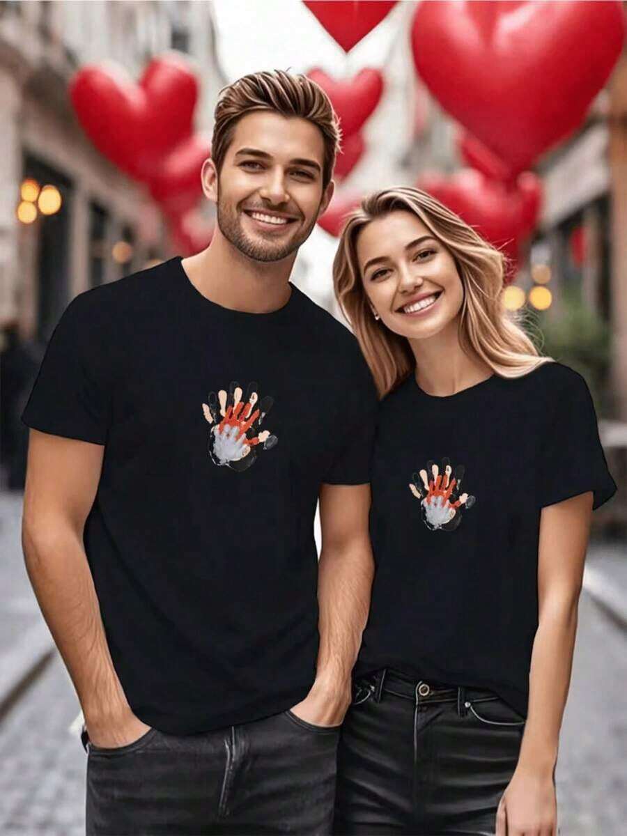 Footprints Painted With Love Represent Family Unity 100% Cotton Unisex T-Shirt Valentine's Day 1 Piece To Celebrate Eternal Love And Mutual Support A Perfect Gift To Share With Family Or Your Partner IYFW T-Shirt - 黑色 - 查看 1