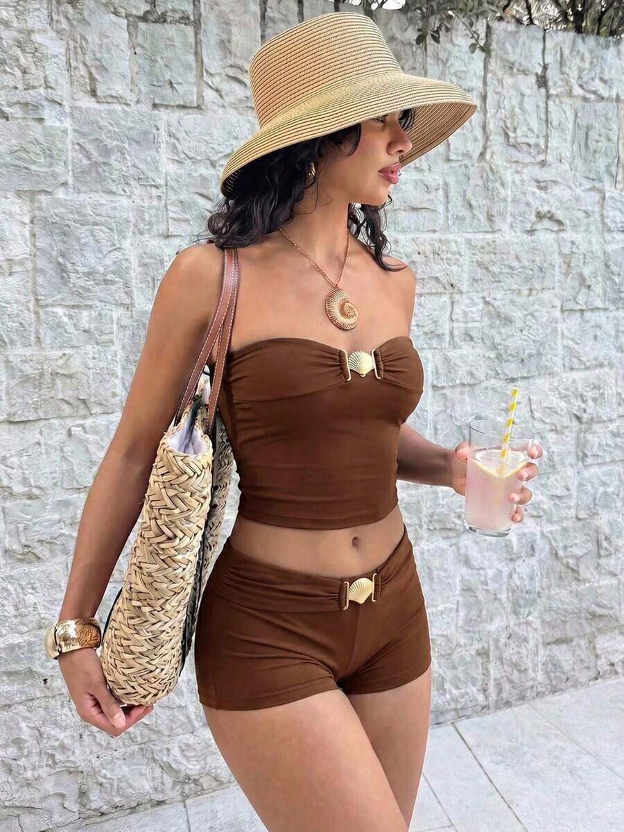 Conjunto de bikini bandeau elegante negro para mujer de Bonvoyette con tirantes desmontables, traje de baño de dos piezas con cintura alta estilizadora 2026 con adorno de concha, top bandeau y shorts tipo boy, ropa de playa minimalista y elegante para vacaciones de verano, resort y fiestas en la piscina - Marrón - Ver 1