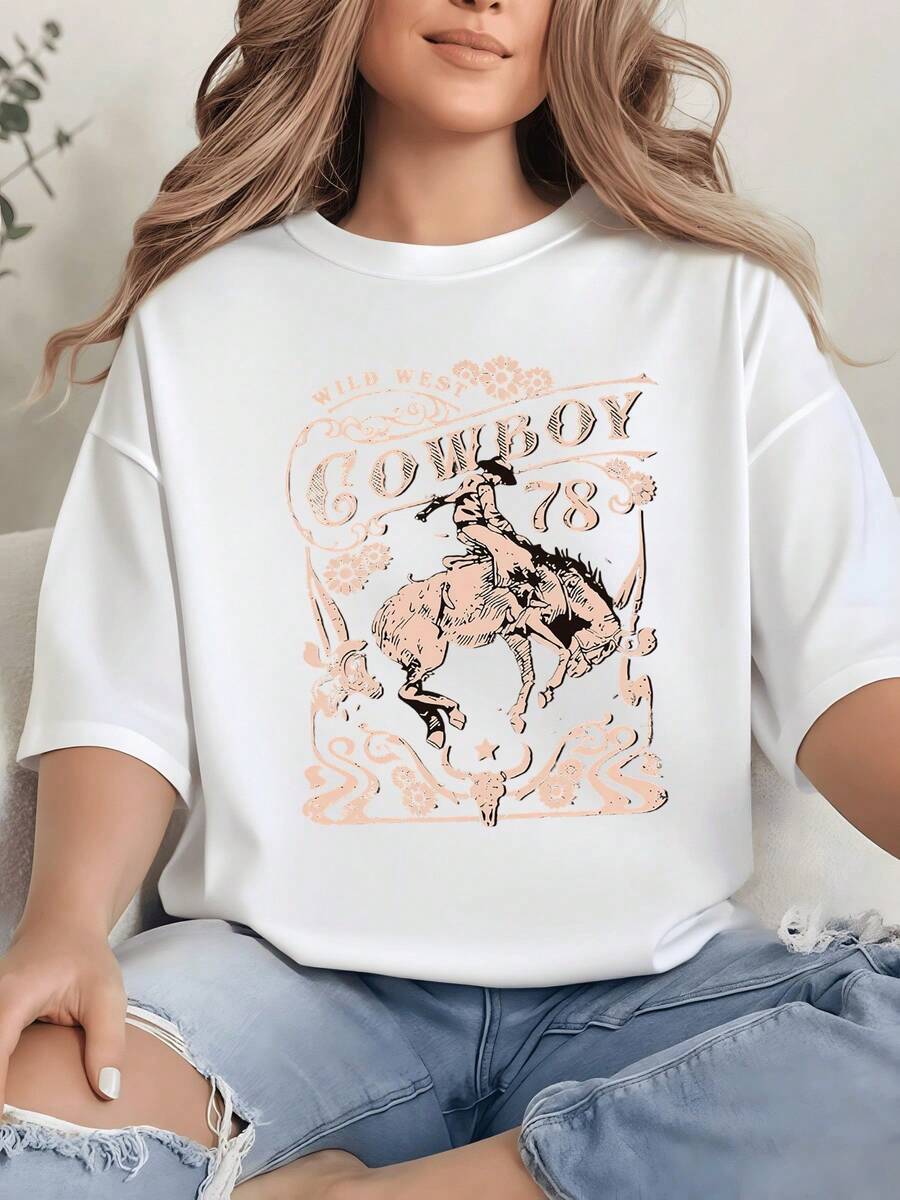 Wild West Image With A Rider On Horseback Representing Freedom, Strength And Adventurous Spirit With Floral Details And Classic Emblems. Comfortable Casual Women's T-Shirt For Everyday Wear. - 白色 - 查看 1
