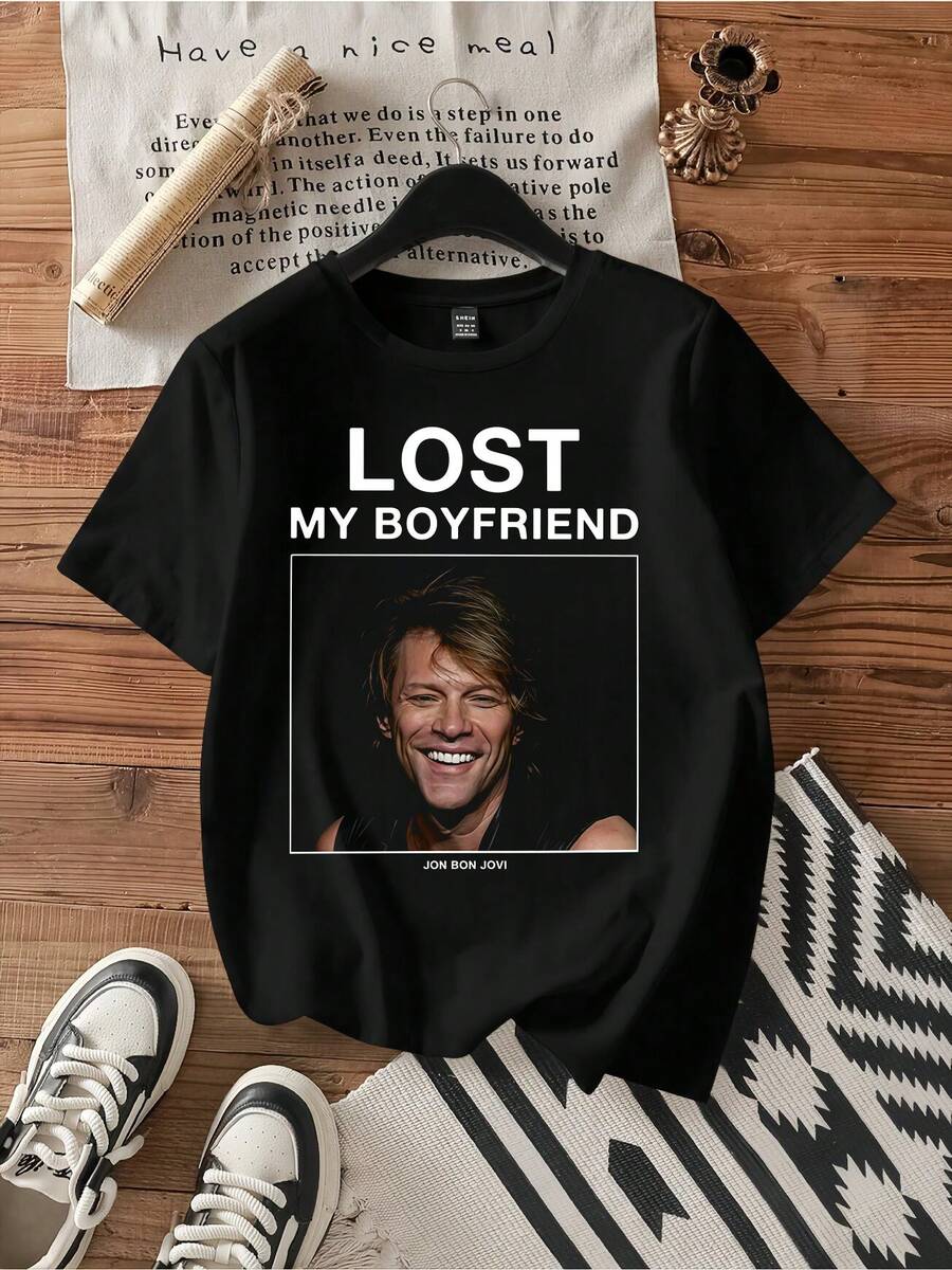 T-shirt humoristique << Jon Bon Jovi a perdu mon petit ami ». Imprimé graphique vintage. T-shirt décontracté en coton à manches courtes. - Noir - Voir 1