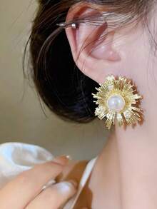 1 Pair Of European And American Style Pearl Earrings With A Versatile And Cool Design For Women - Gold - View 3